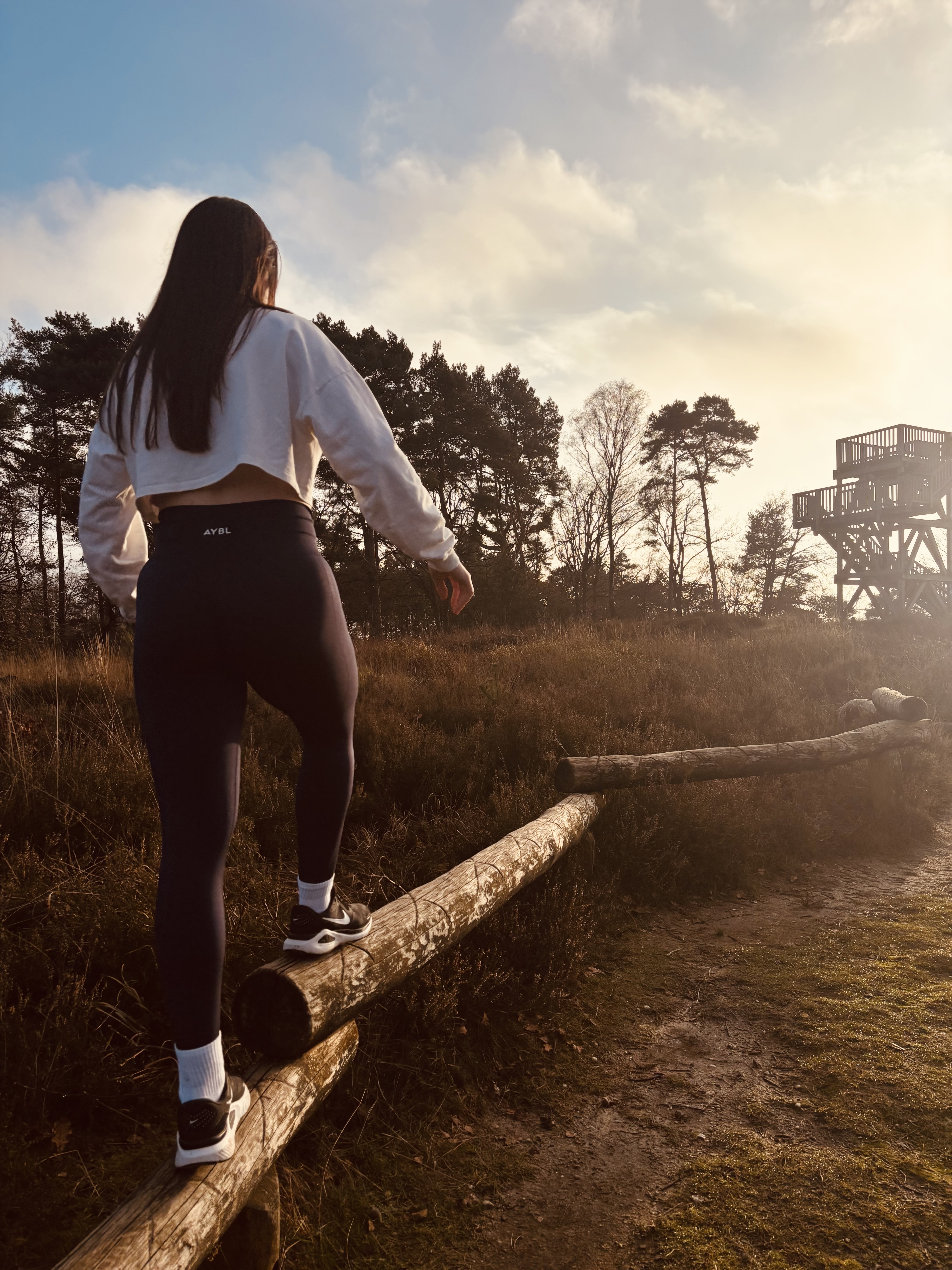 Persoon die omhoog stapt